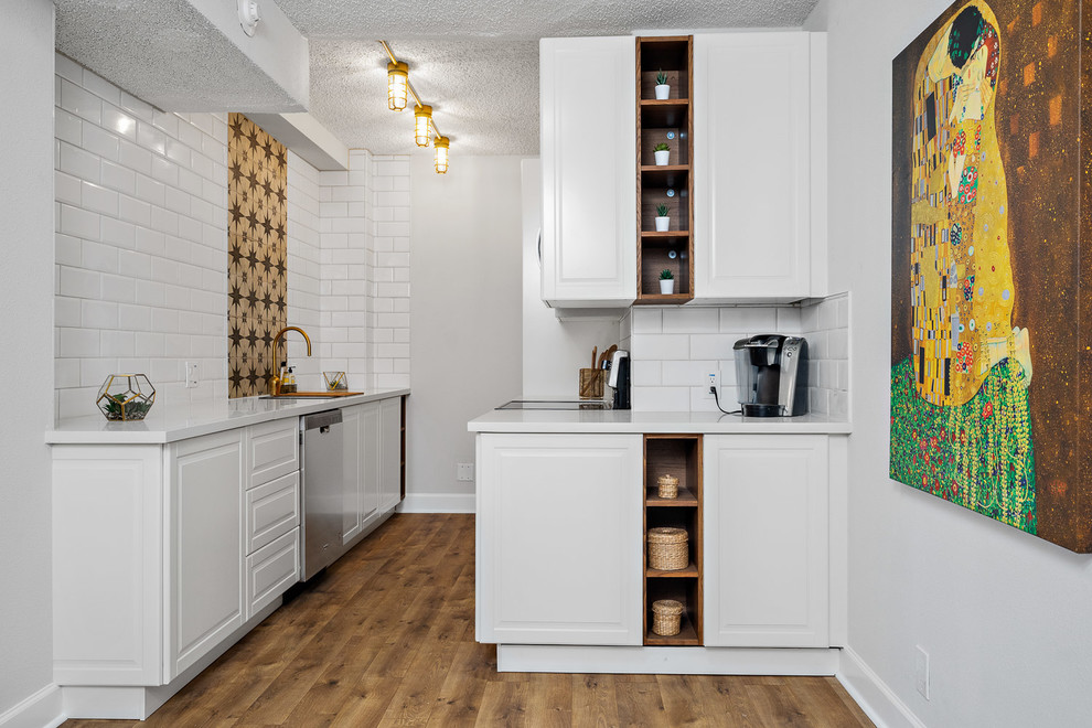 Idéer för att renovera ett mellanstort vintage vit vitt kök, med en undermonterad diskho, luckor med upphöjd panel, vita skåp, bänkskiva i kvarts, vitt stänkskydd, stänkskydd i keramik, rostfria vitvaror, laminatgolv och brunt golv