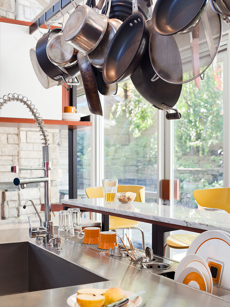 Esempio di una cucina minimalista di medie dimensioni con lavello da incasso, ante lisce, ante bianche, top in legno, paraspruzzi beige, paraspruzzi con piastrelle in pietra e elettrodomestici in acciaio inossidabile