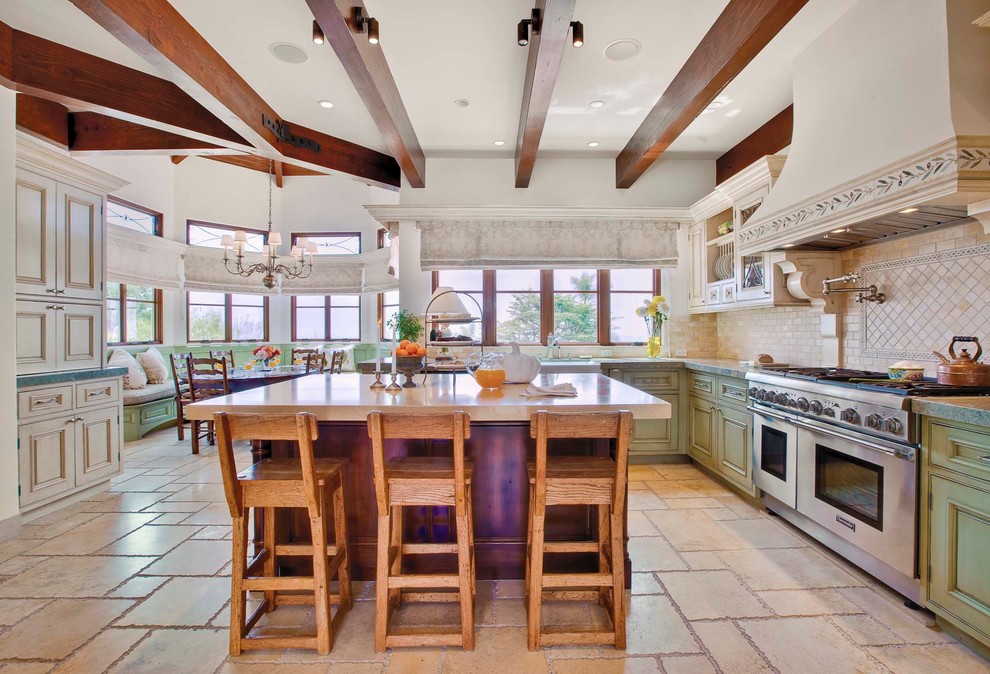Bild på ett medelhavsstil kök och matrum, med rostfria vitvaror