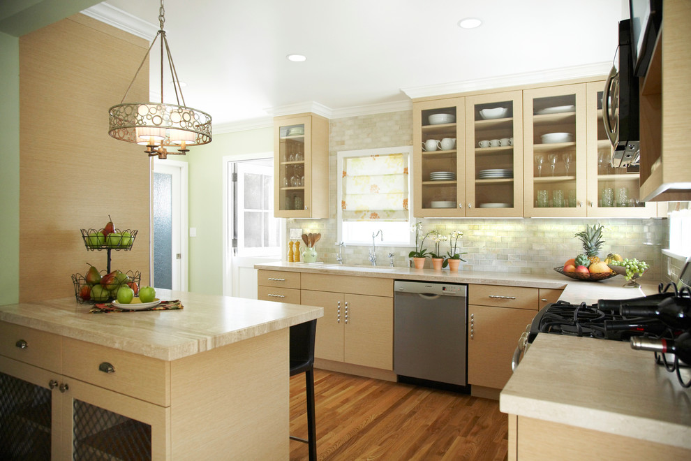 Стильный дизайн: угловая кухня в современном стиле с плоскими фасадами, светлыми деревянными фасадами, техникой из нержавеющей стали и фартуком из каменной плитки - последний тренд