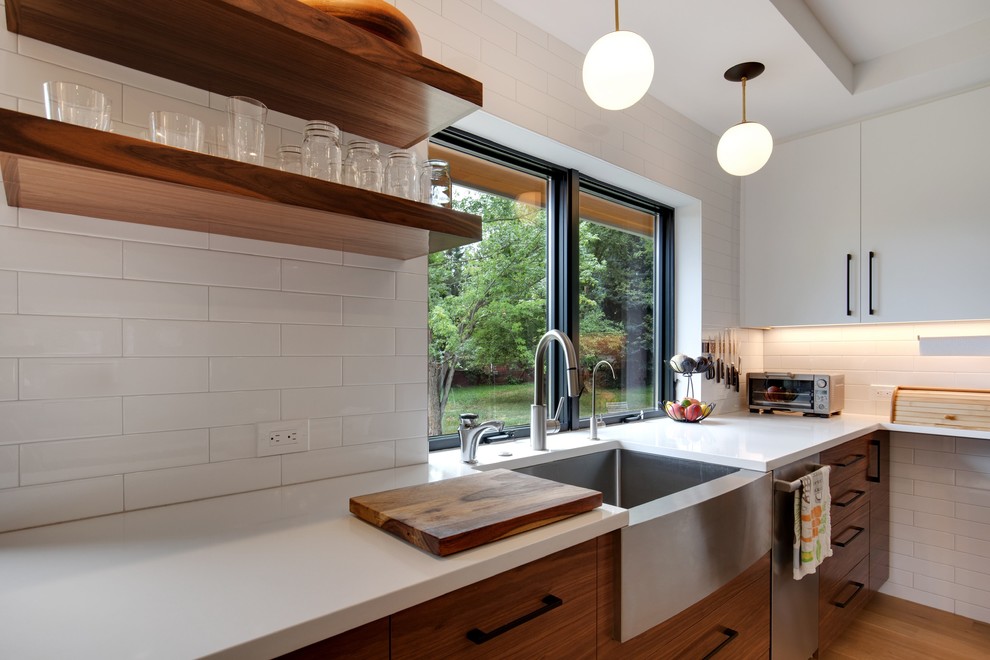 Foto på ett mellanstort funkis vit kök, med en rustik diskho, släta luckor, skåp i mörkt trä, bänkskiva i kvarts, vitt stänkskydd, stänkskydd i keramik, rostfria vitvaror, ljust trägolv och brunt golv