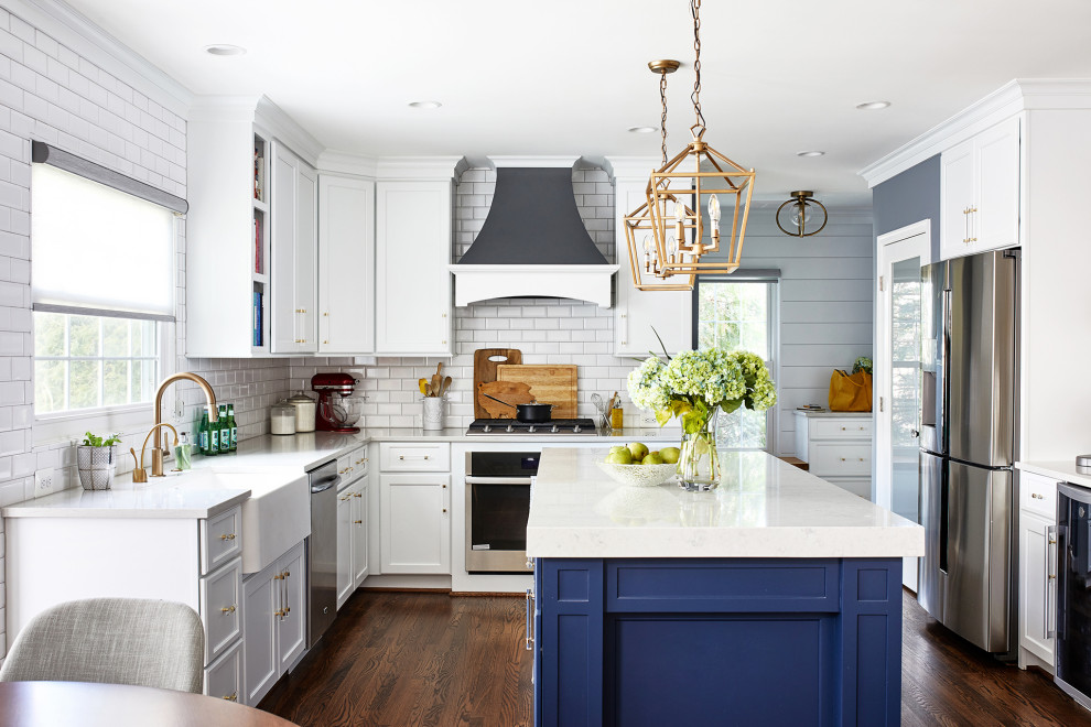 ワシントンD.C.にある広いトランジショナルスタイルのおしゃれなアイランドキッチン (インセット扉のキャビネット、白いキャビネット、白いキッチンパネル、サブウェイタイルのキッチンパネル、シルバーの調理設備、グレーのキッチンカウンター) の写真