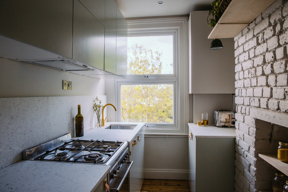 Geschlossene, Zweizeilige, Kleine Skandinavische Küche ohne Insel mit Küchenrückwand in Weiß in London