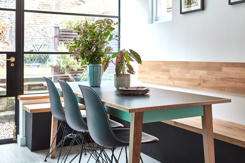 Mittelgroße Skandinavische Wohnküche mit Porzellan-Bodenfliesen und grauem Boden in London