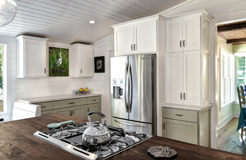 Bild på ett mellanstort rustikt kök, med en rustik diskho, skåp i shakerstil, grå skåp, träbänkskiva, vitt stänkskydd, stänkskydd i trä, rostfria vitvaror, mellanmörkt trägolv och en köksö