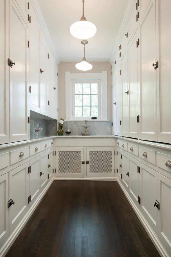 Inspiration för stora klassiska kök, med luckor med infälld panel, vita skåp, grått stänkskydd, mörkt trägolv, marmorbänkskiva, stänkskydd i marmor och brunt golv