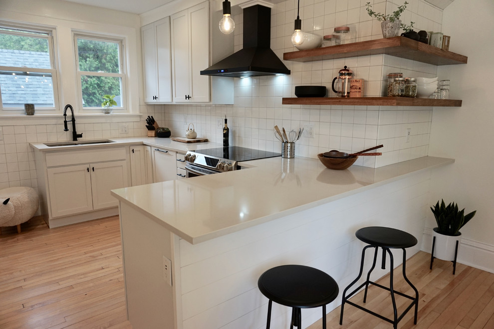 Idéer för små nordiska vitt kök, med en undermonterad diskho, skåp i shakerstil, vita skåp, bänkskiva i kvarts, vitt stänkskydd, stänkskydd i keramik, rostfria vitvaror, ljust trägolv, en halv köksö och beiget golv