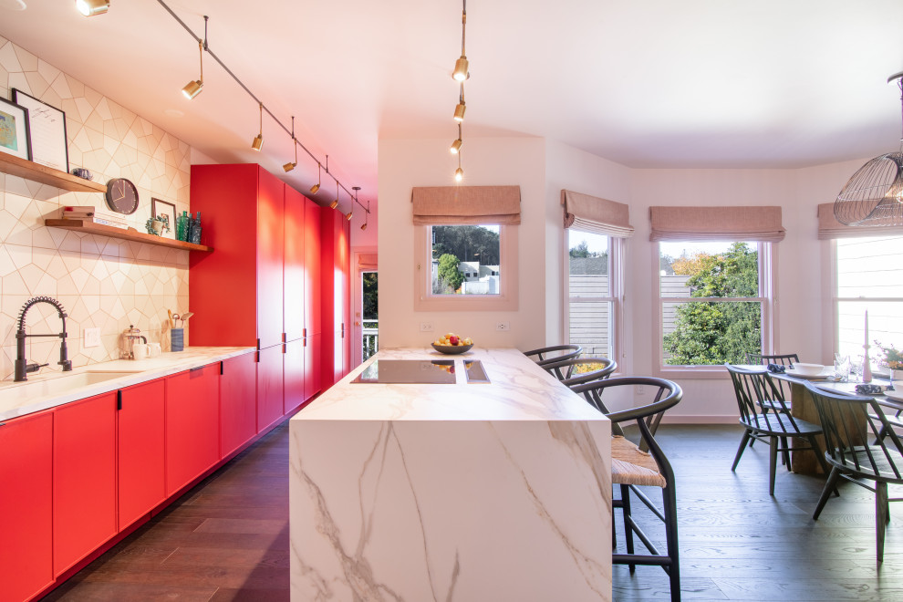 Exempel på ett stort modernt vit linjärt vitt kök och matrum, med röda skåp, marmorbänkskiva, vitt stänkskydd, stänkskydd i keramik, mellanmörkt trägolv, en köksö och brunt golv