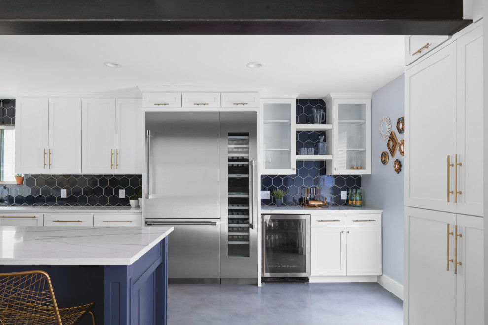 Große Klassische Wohnküche mit weißen Schränken, Küchenrückwand in Blau, Rückwand aus Keramikfliesen, Kücheninsel, grauem Boden und weißer Arbeitsplatte in Austin