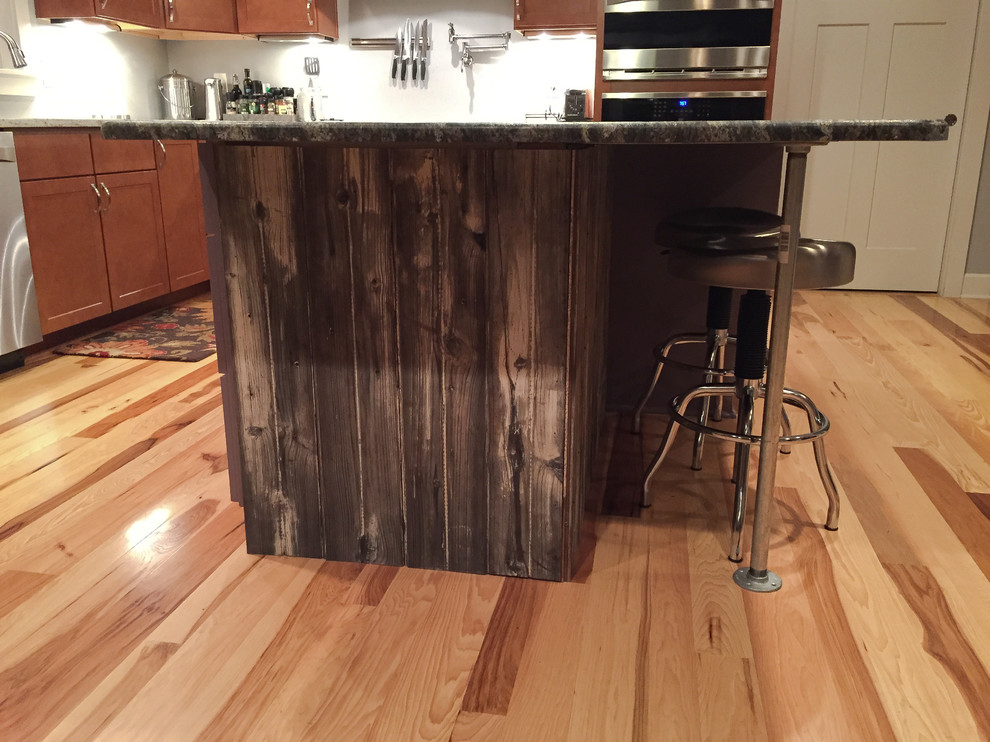 Foto di una cucina eclettica di medie dimensioni con lavello sottopiano, ante in stile shaker, ante in legno scuro, top in granito, elettrodomestici in acciaio inossidabile e parquet chiaro