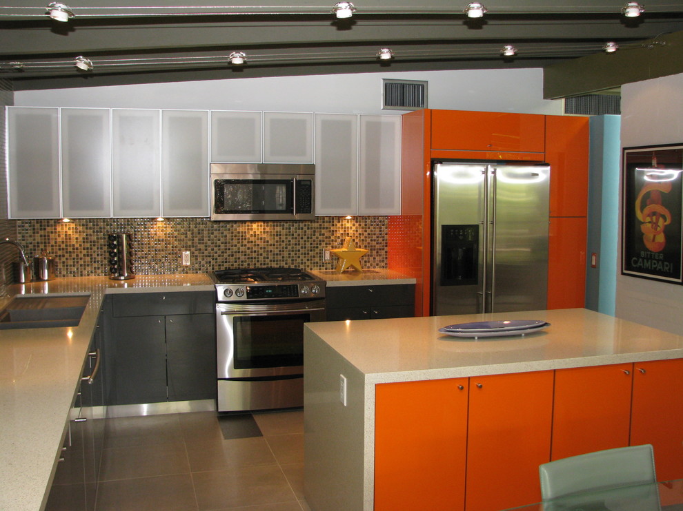 Inredning av ett modernt mellanstort kök, med en dubbel diskho, släta luckor, bänkskiva i kvarts, flerfärgad stänkskydd, stänkskydd i glaskakel, rostfria vitvaror, klinkergolv i porslin och en köksö