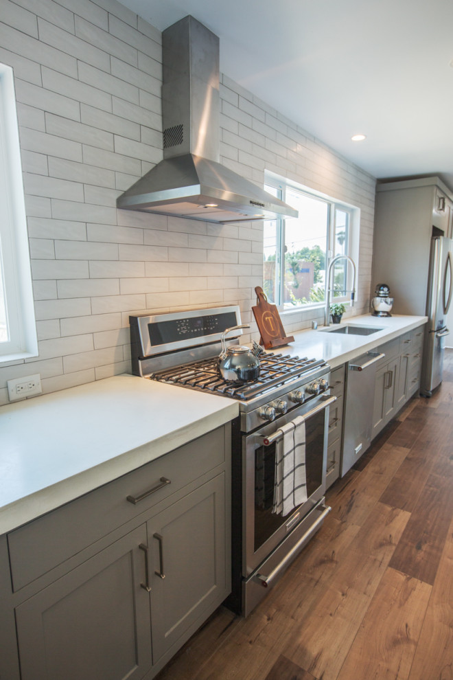 Exempel på ett litet rustikt vit vitt kök, med en undermonterad diskho, skåp i shakerstil, grå skåp, bänkskiva i koppar, vitt stänkskydd, stänkskydd i tunnelbanekakel, rostfria vitvaror, mellanmörkt trägolv och brunt golv
