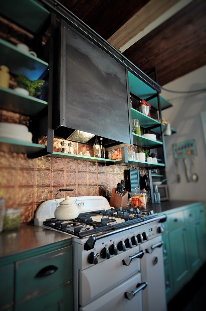 Exempel på ett lantligt kök, med en rustik diskho, luckor med infälld panel, skåp i slitet trä, träbänkskiva, stänkskydd med metallisk yta, stänkskydd i metallkakel, vita vitvaror och en köksö