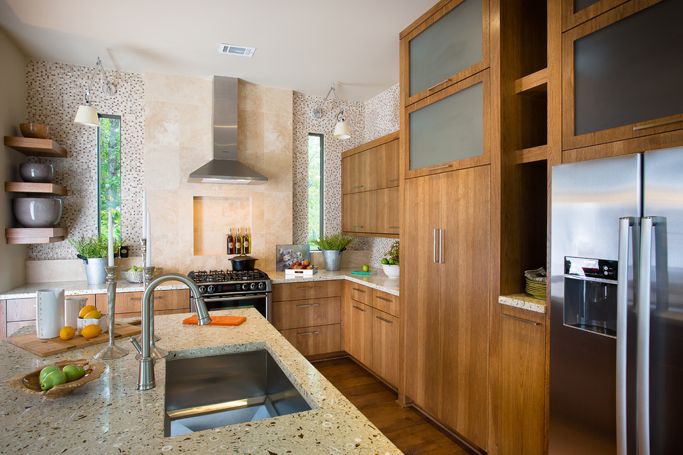 Foto de cocina minimalista con salpicadero con mosaicos de azulejos y electrodomésticos de acero inoxidable