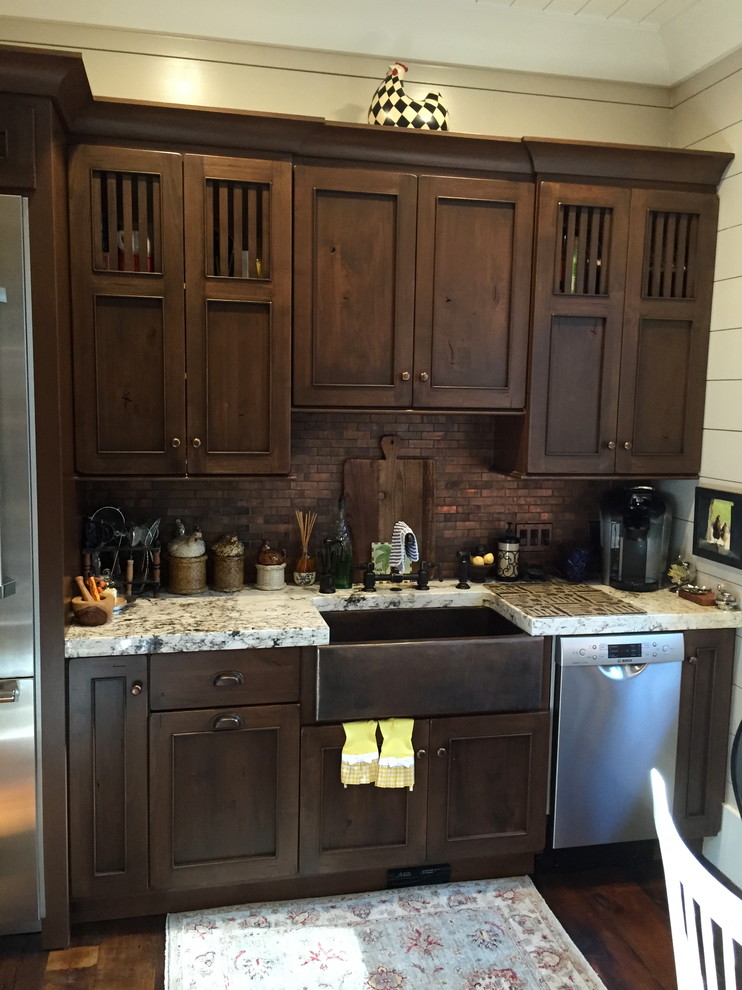 Exempel på ett mellanstort lantligt linjärt kök och matrum, med skåp i shakerstil, skåp i mörkt trä, rostfria vitvaror och mellanmörkt trägolv
