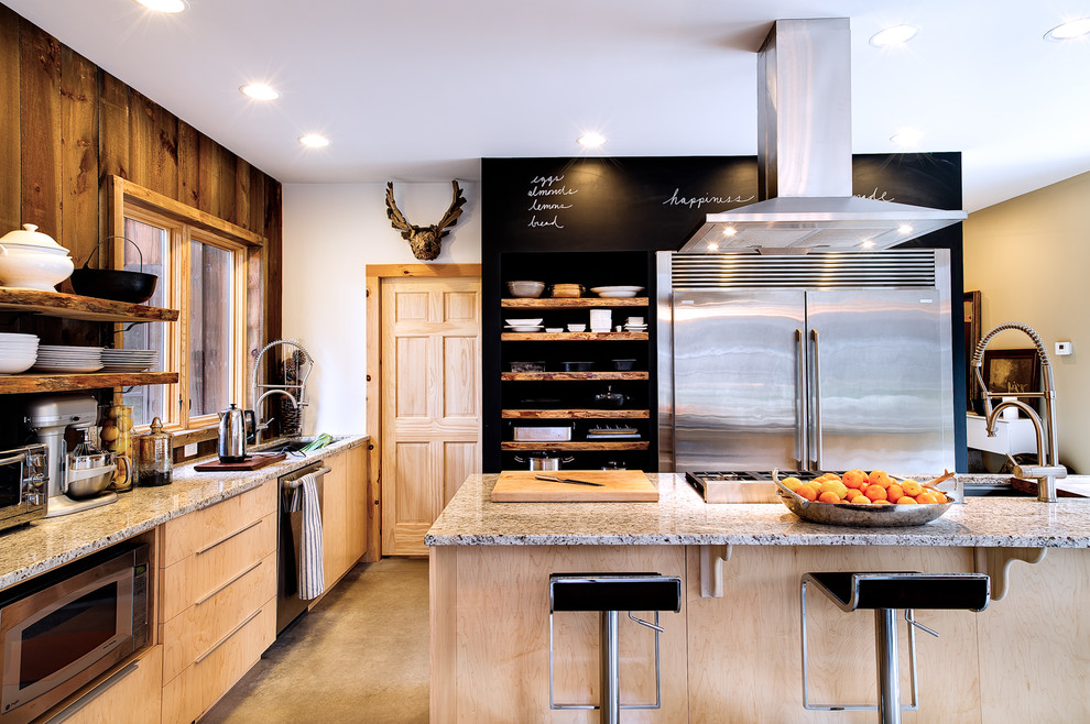 Modern inredning av ett mellanstort kök, med en dubbel diskho, släta luckor, skåp i ljust trä, bänkskiva i glas, rostfria vitvaror, betonggolv, en köksö, grått golv, brunt stänkskydd och stänkskydd i trä
