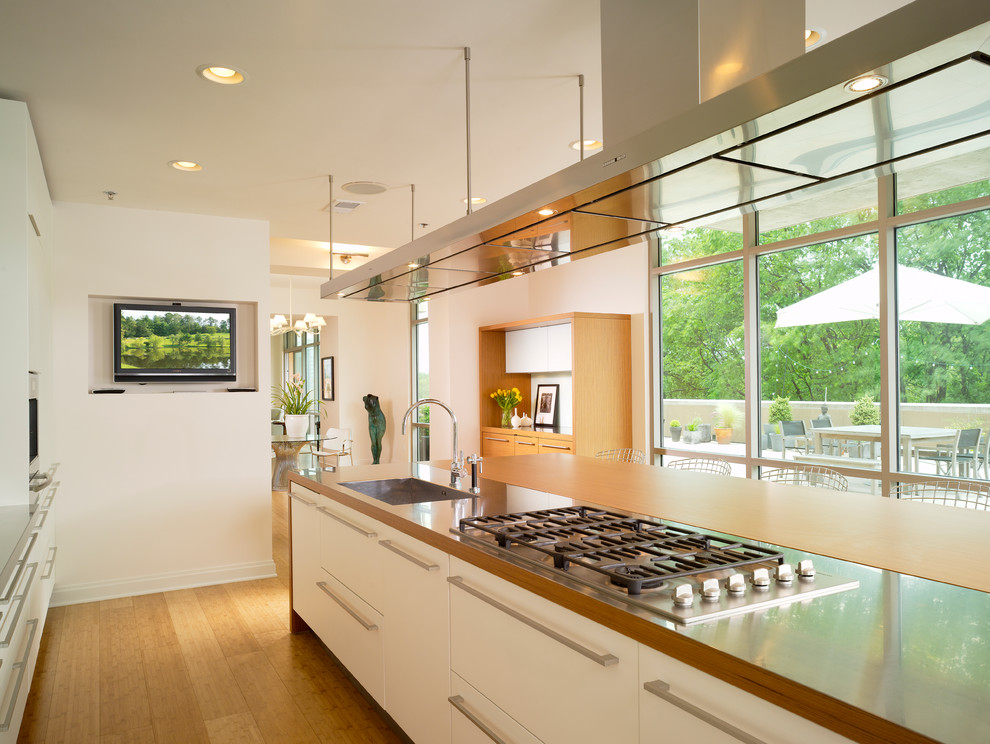 Foto di una cucina minimalista con ante lisce e ante bianche