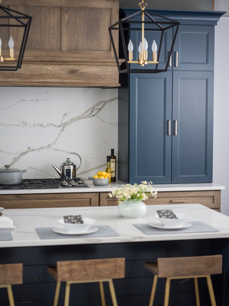 Foto på ett mellanstort lantligt vit kök med öppen planlösning, med en rustik diskho, blå skåp, bänkskiva i kvarts, vitt stänkskydd, stänkskydd i sten, rostfria vitvaror, mellanmörkt trägolv, en köksö, brunt golv och luckor med infälld panel
