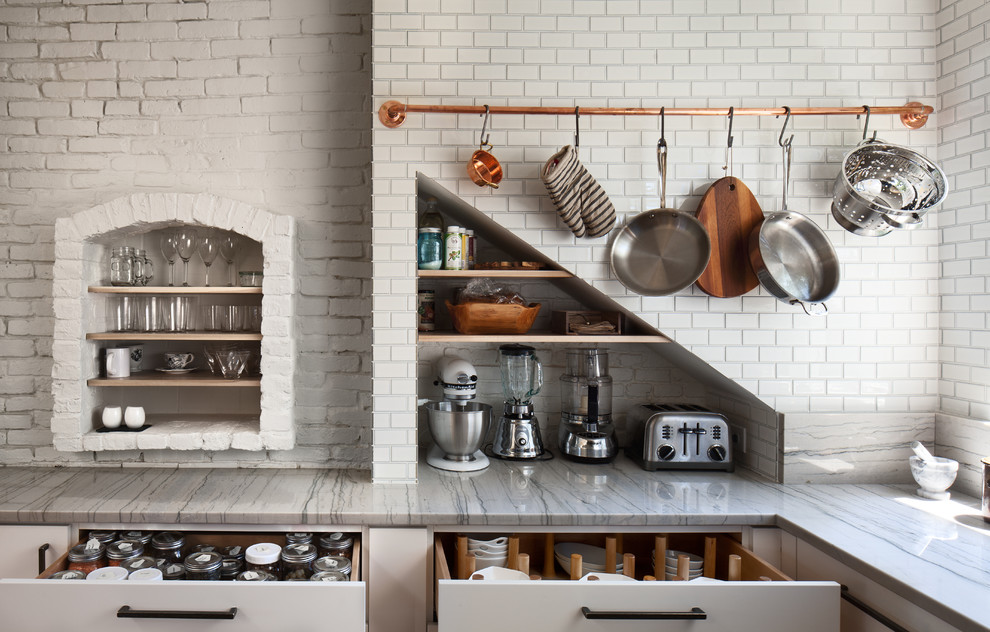 Inspiration för ett funkis kök, med en rustik diskho, vita skåp, bänkskiva i kvartsit, vitt stänkskydd, stänkskydd i sten, rostfria vitvaror, mellanmörkt trägolv och en halv köksö