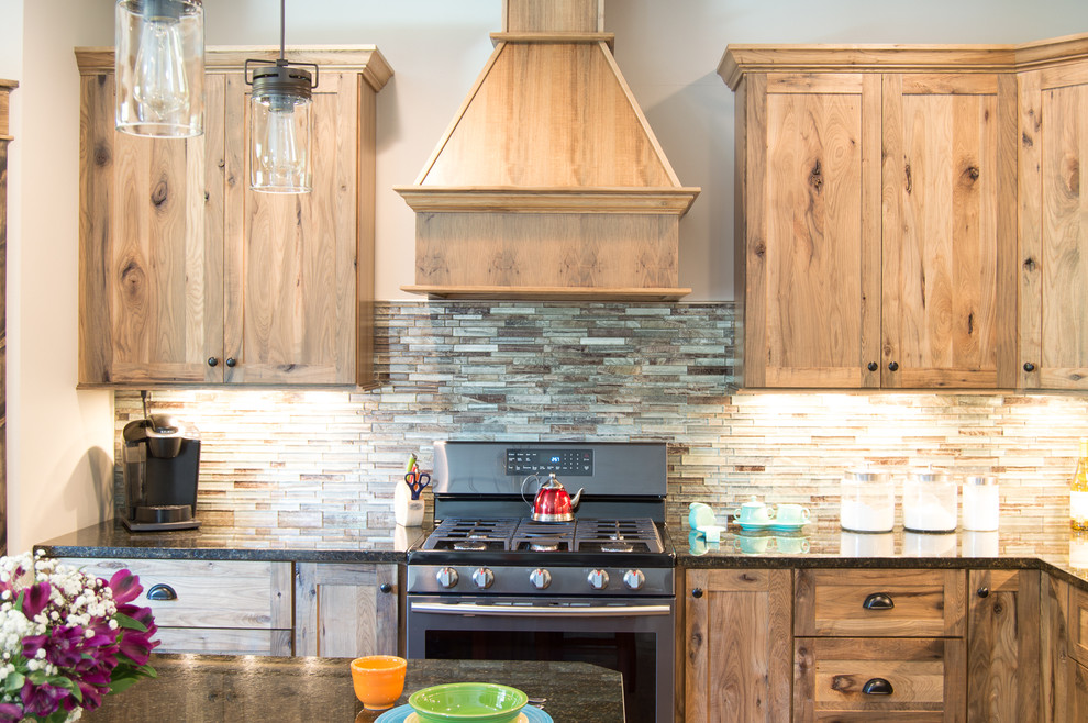 Foto di una cucina stile rurale con ante in stile shaker, ante marroni, top in granito, paraspruzzi marrone, elettrodomestici in acciaio inossidabile, pavimento beige e top grigio