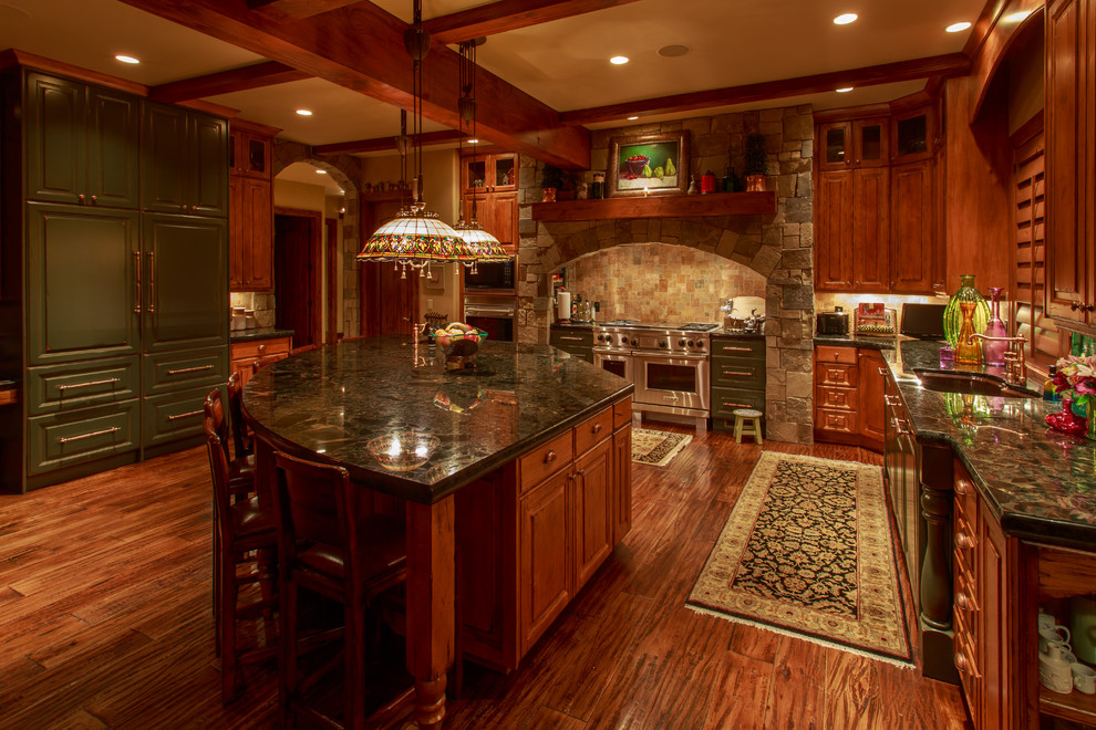 Foto på ett rustikt kök och matrum, med en undermonterad diskho, luckor med upphöjd panel, skåp i slitet trä, granitbänkskiva och integrerade vitvaror