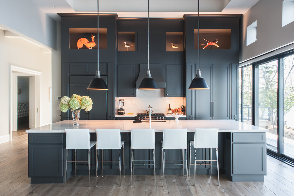 Idee per una cucina classica con ante in stile shaker, ante nere, paraspruzzi bianco, parquet chiaro e pavimento marrone