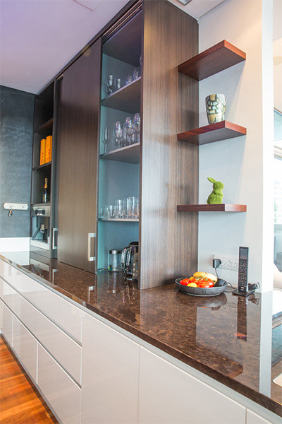 Foto di una grande cucina contemporanea con lavello da incasso, top in granito, paraspruzzi a specchio, elettrodomestici in acciaio inossidabile e ante bianche