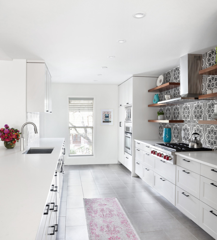 Inspiration för mellanstora moderna vitt kök, med en undermonterad diskho, skåp i shakerstil, vita skåp, bänkskiva i kvartsit, flerfärgad stänkskydd, stänkskydd i porslinskakel, rostfria vitvaror, klinkergolv i porslin, en köksö och grått golv