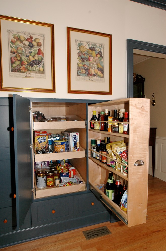 Idées déco pour une cuisine craftsman avec un placard à porte shaker, des portes de placard bleues et parquet clair.