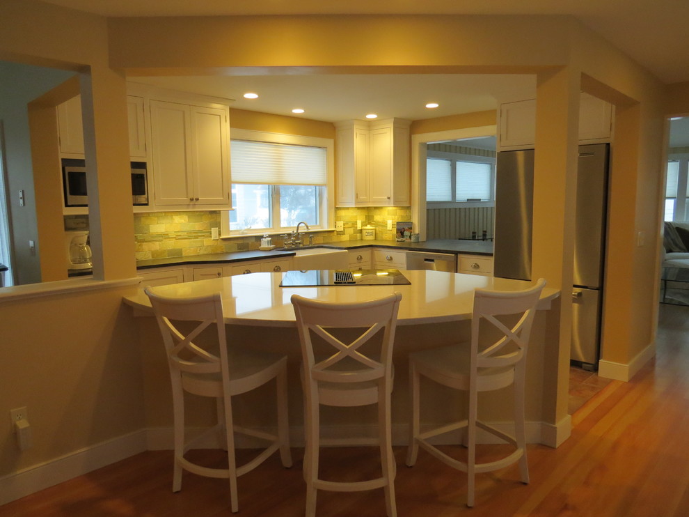 Bild på ett mellanstort maritimt kök, med en rustik diskho, luckor med profilerade fronter, vita skåp, bänkskiva i kvarts, flerfärgad stänkskydd, stänkskydd i stenkakel, rostfria vitvaror, mellanmörkt trägolv och en köksö