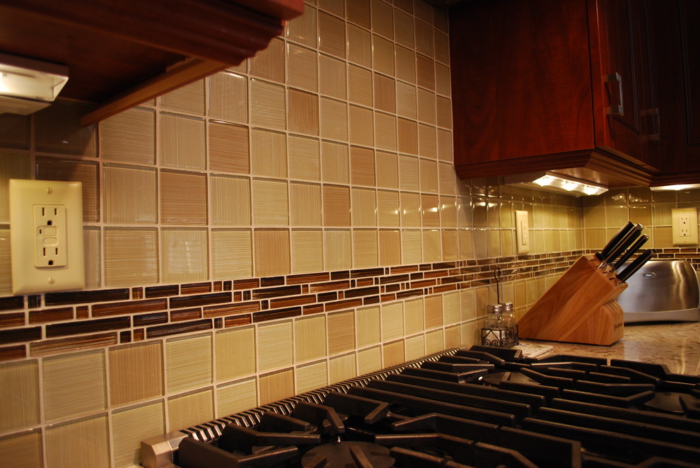 Example of a mid-sized minimalist u-shaped medium tone wood floor eat-in kitchen design in Sacramento with an undermount sink, quartzite countertops, beige backsplash, glass tile backsplash, stainless steel appliances and an island