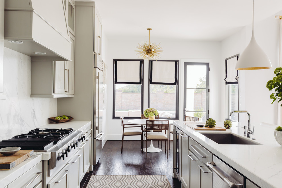 Foto di una cucina chic con ante lisce, ante bianche, paraspruzzi bianco, elettrodomestici in acciaio inossidabile, parquet scuro e pavimento marrone