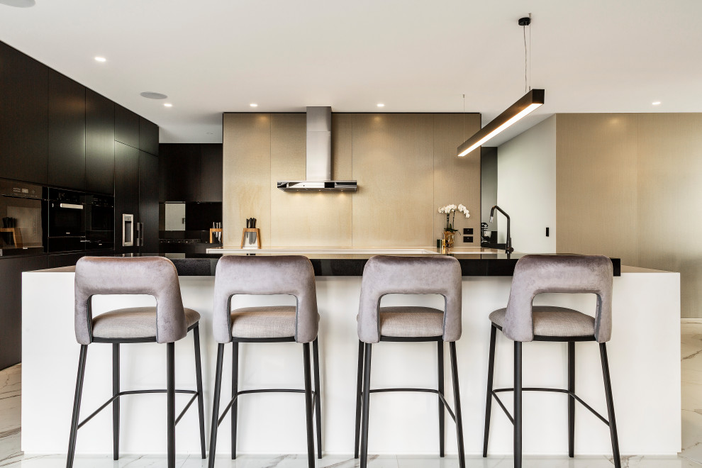 メルボルンにあるラグジュアリーな広いコンテンポラリースタイルのおしゃれなキッチン (ベージュキッチンパネル、黒い調理設備、大理石の床、白い床、フラットパネル扉のキャビネット、黒いキャビネット) の写真