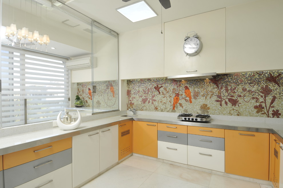 Aménagement d'une cuisine grise et blanche contemporaine avec un électroménager en acier inoxydable.