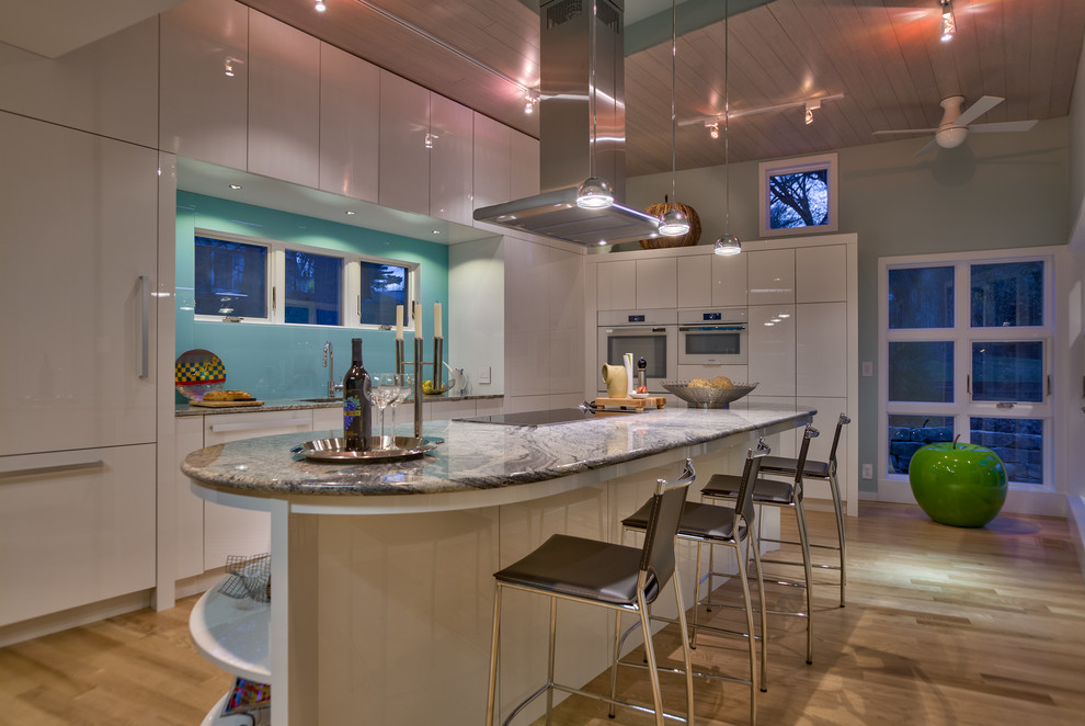 Idee per una cucina contemporanea di medie dimensioni con lavello sottopiano, ante lisce, ante bianche, top in granito, paraspruzzi blu, elettrodomestici in acciaio inossidabile e parquet chiaro