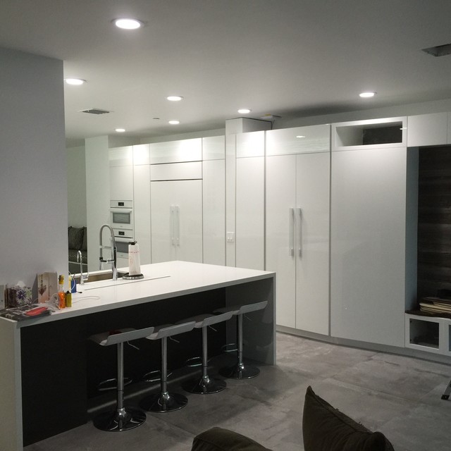 high gloss acrylic/textured laminate kitchen Modern Kitchen Miami by Morantz Custom