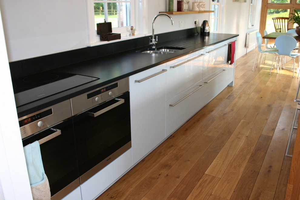 Example of an eclectic kitchen design in Hertfordshire