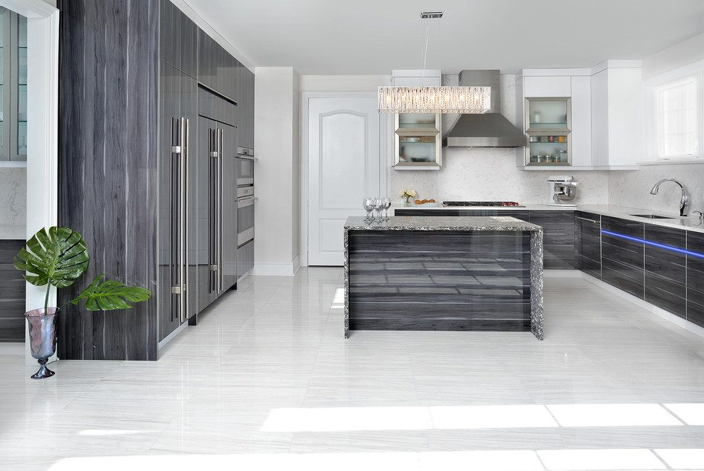 Example of a minimalist porcelain tile eat-in kitchen design in Toronto with an undermount sink, quartz countertops, stone slab backsplash, an island, gray cabinets, white backsplash and colored appliances