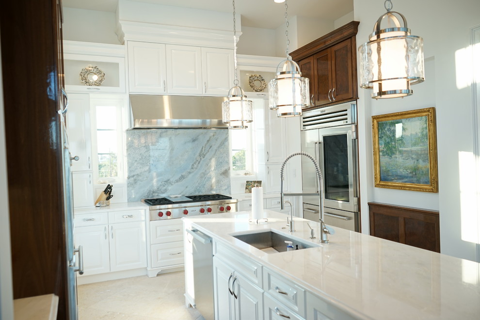 Idéer för ett stort modernt kök, med en undermonterad diskho, luckor med upphöjd panel, vita skåp, blått stänkskydd, stänkskydd i sten, en köksö, marmorbänkskiva, rostfria vitvaror och travertin golv