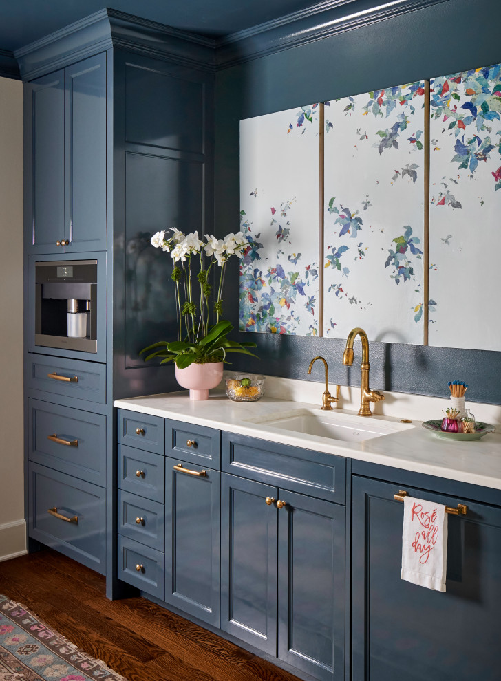 Große Klassische Küche mit Schrankfronten mit vertiefter Füllung, blauen Schränken, Marmor-Arbeitsplatte, Küchenrückwand in Blau, braunem Holzboden, braunem Boden und weißer Arbeitsplatte in Austin