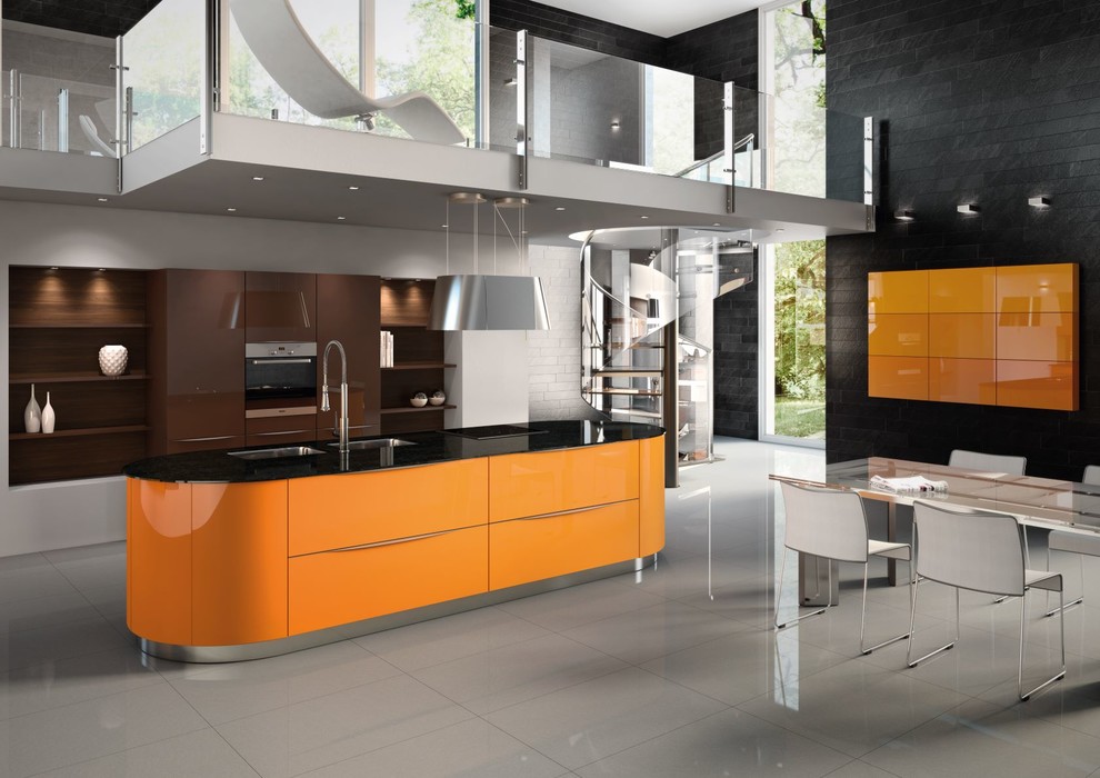 Foto di una grande cucina minimalista con ante lisce, ante arancioni e top nero