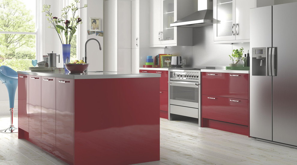 Cette photo montre une cuisine tendance avec un placard à porte plane, des portes de placard rouges et un plan de travail en bois.