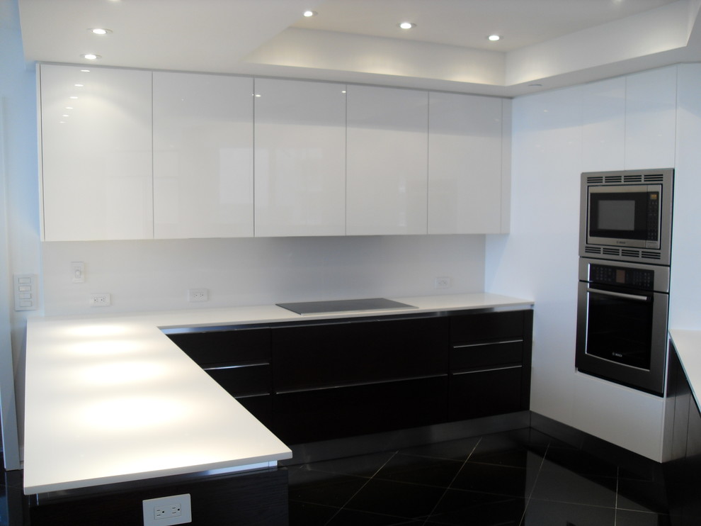 Kitchen - modern kitchen idea in Miami