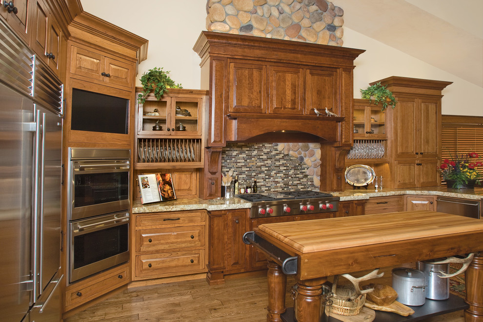 Idée de décoration pour une cuisine chalet en bois brun avec un électroménager en acier inoxydable.