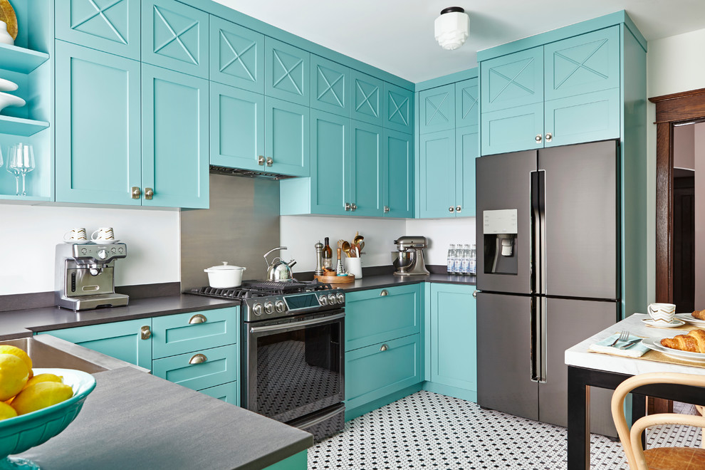 Exotisk inredning av ett kök, med en rustik diskho, skåp i shakerstil, blå skåp, stänkskydd med metallisk yta, stänkskydd i metallkakel och rostfria vitvaror