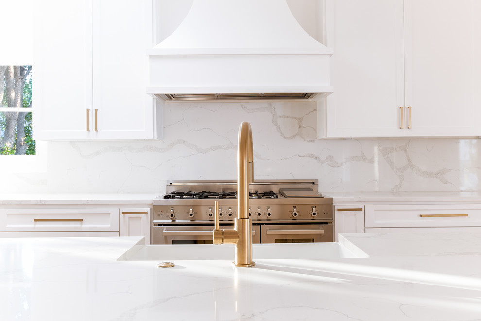 Diseño de cocina comedor contemporánea grande con fregadero sobremueble, armarios estilo shaker, puertas de armario blancas, encimera de cuarzo compacto, salpicadero blanco, salpicadero de losas de piedra, electrodomésticos de acero inoxidable, suelo de madera clara, una isla y encimeras blancas