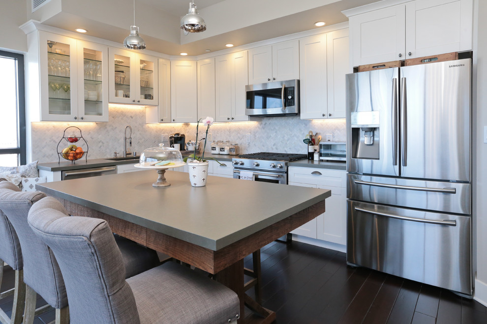 Landhaus Küche mit Schrankfronten im Shaker-Stil, weißen Schränken, Küchenrückwand in Grau, Küchengeräten aus Edelstahl, dunklem Holzboden und Kücheninsel in San Francisco