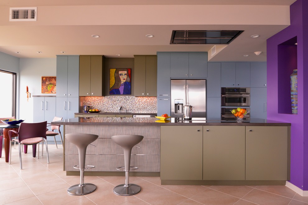 Пример оригинального дизайна: параллельная кухня в современном стиле с обеденным столом, плоскими фасадами, разноцветным фартуком и техникой из нержавеющей стали