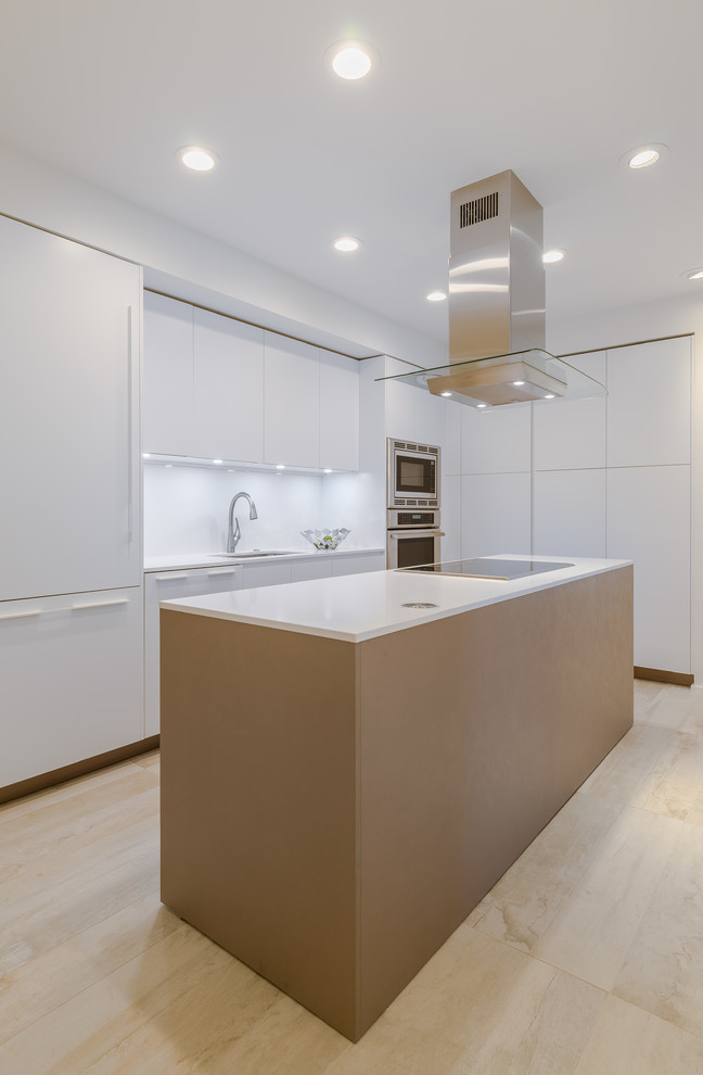 Bild på ett litet funkis u-kök, med en undermonterad diskho, vita skåp, bänkskiva i kvarts, vitt stänkskydd, rostfria vitvaror och en köksö