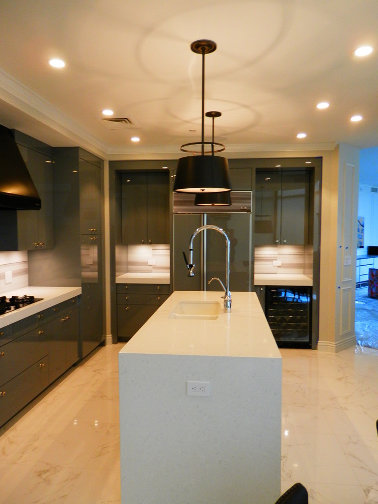 Idéer för ett modernt kök, med en undermonterad diskho, grå skåp, bänkskiva i kvarts, grått stänkskydd, stänkskydd i porslinskakel, svarta vitvaror och marmorgolv